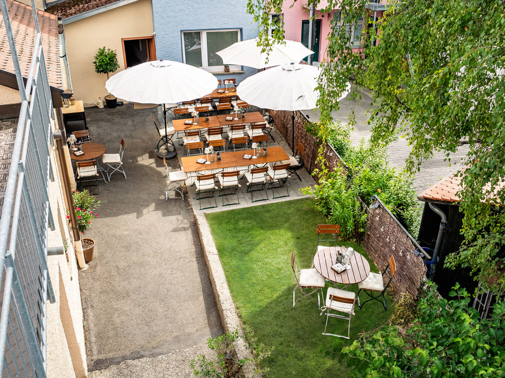 Gastgarten mit Rasenfläche von oben