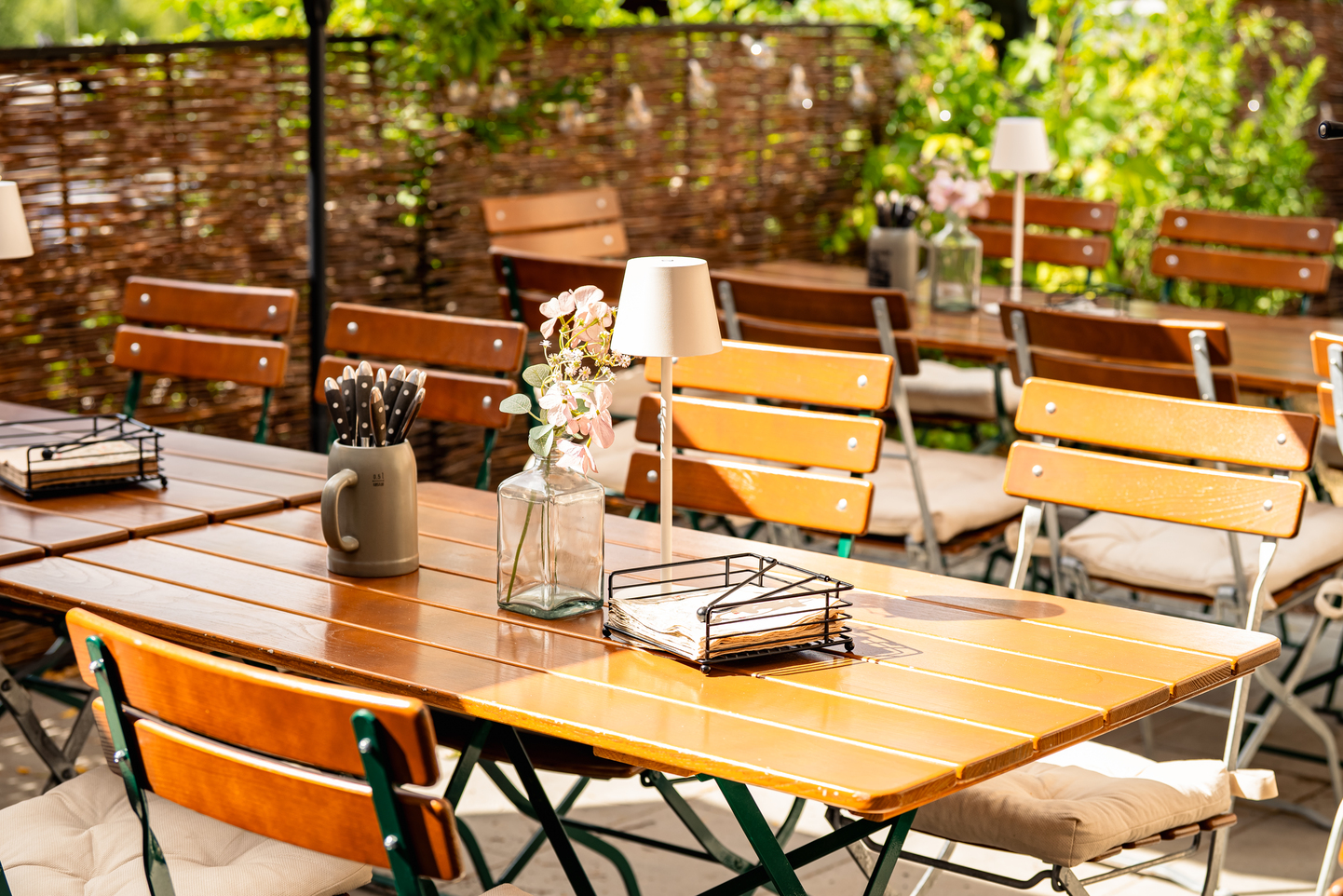 Biergartentische auf der Terrasse