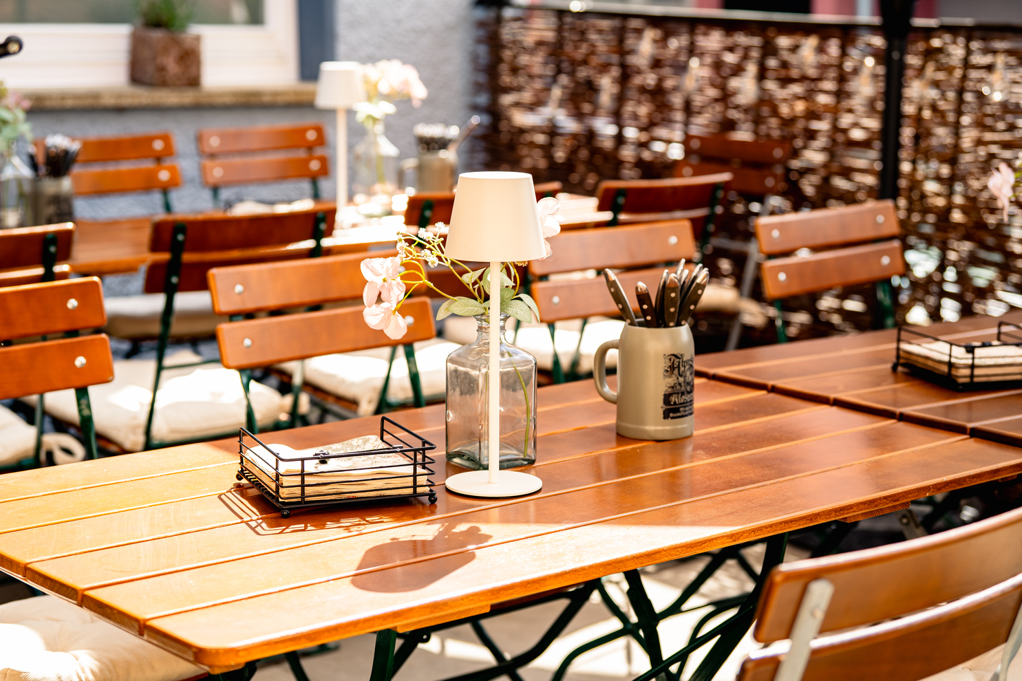 Biergartentische mit Lampen