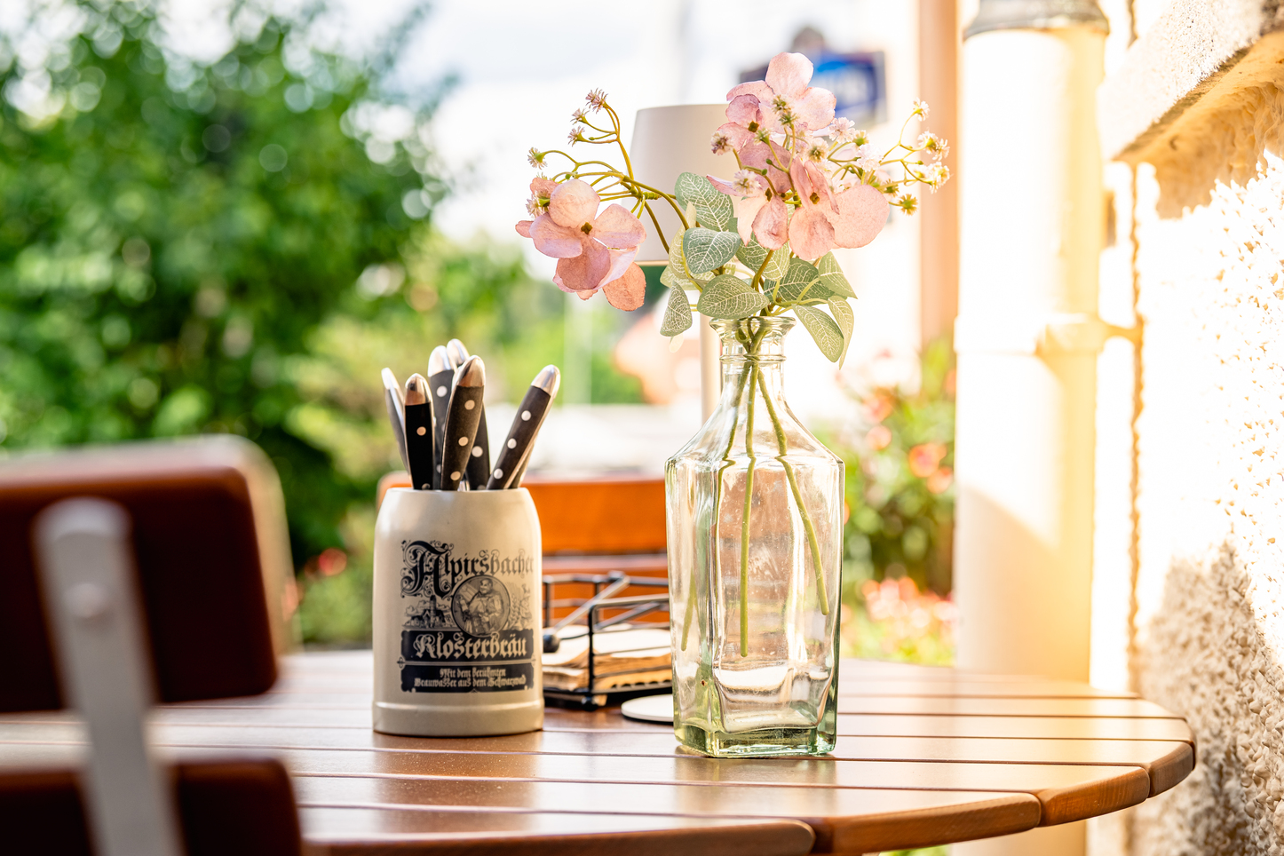 Deko-Detail mit Bierkrug und Blumen