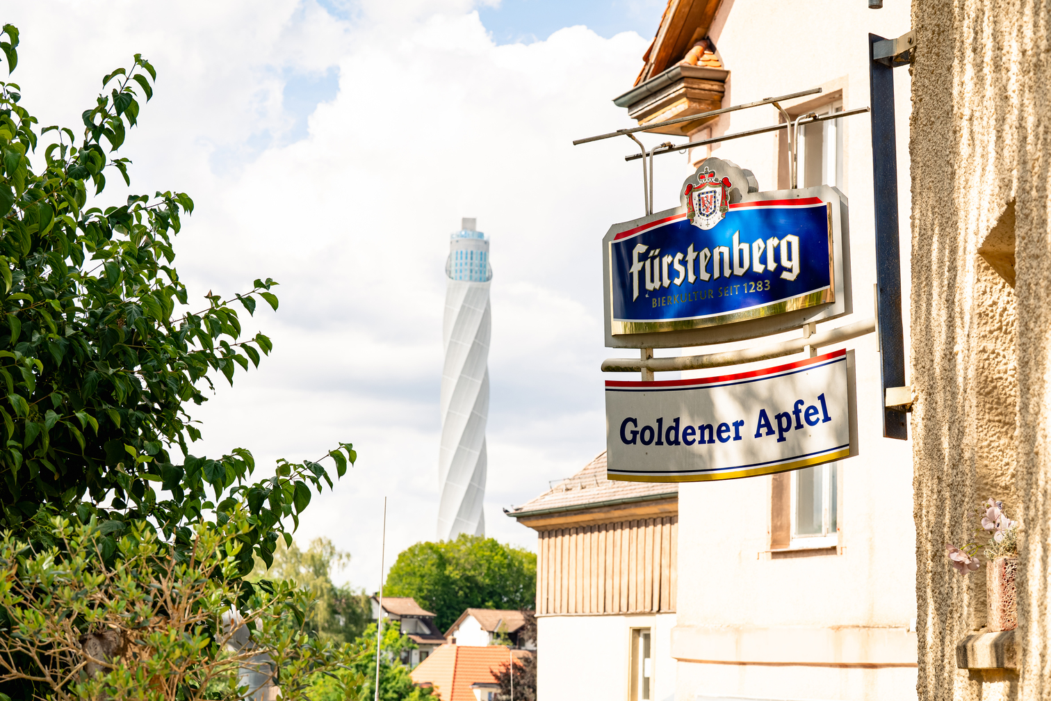 Außenansicht mit Wirtshausschild und Rottweiler Testturm