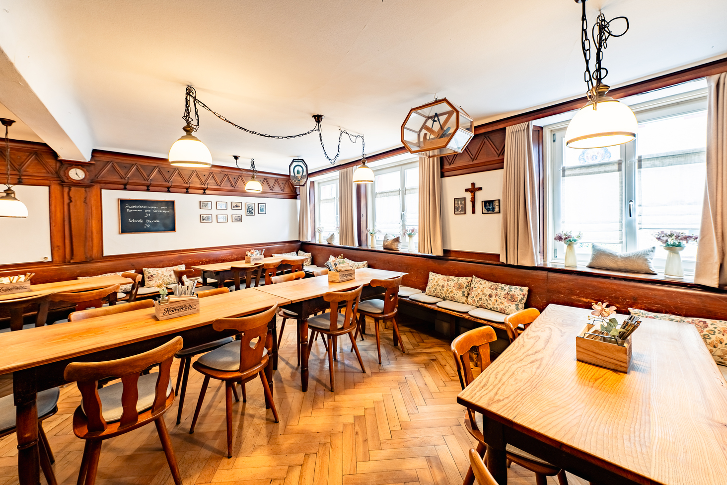 Historische Gaststube mit Holzvertäfelung