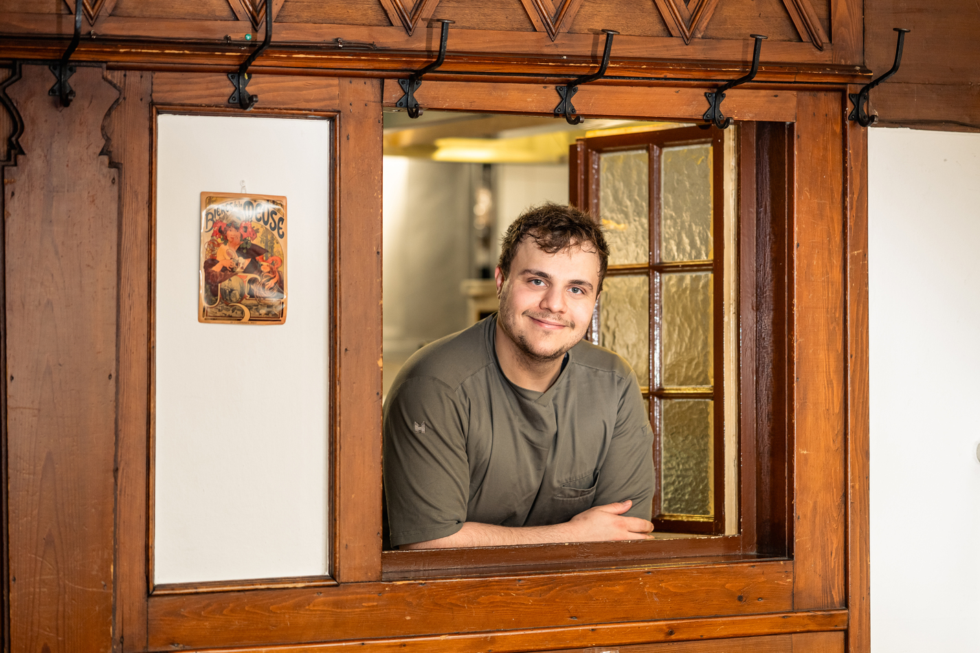 Samuel Haftstein am Küchenfenster