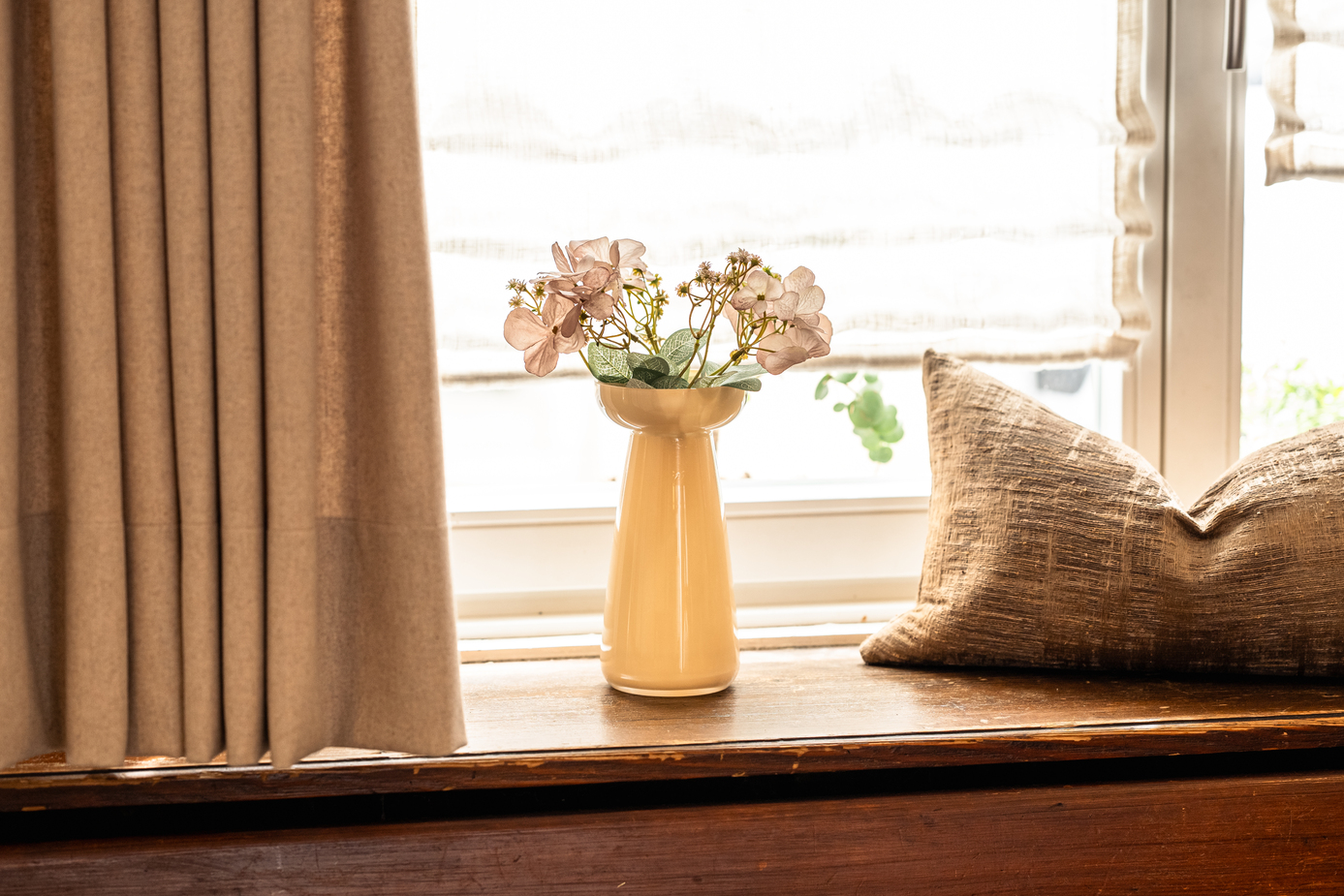 Blumenvase am Fenster