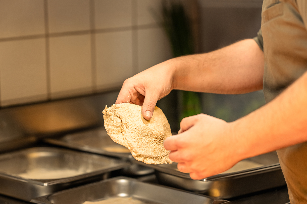 Frisch paniertes Schnitzel
