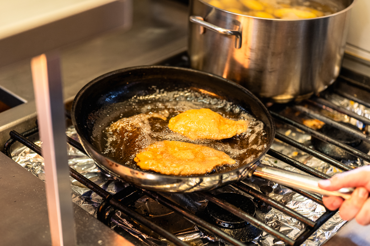 Schnitzel wird goldbraun gebraten