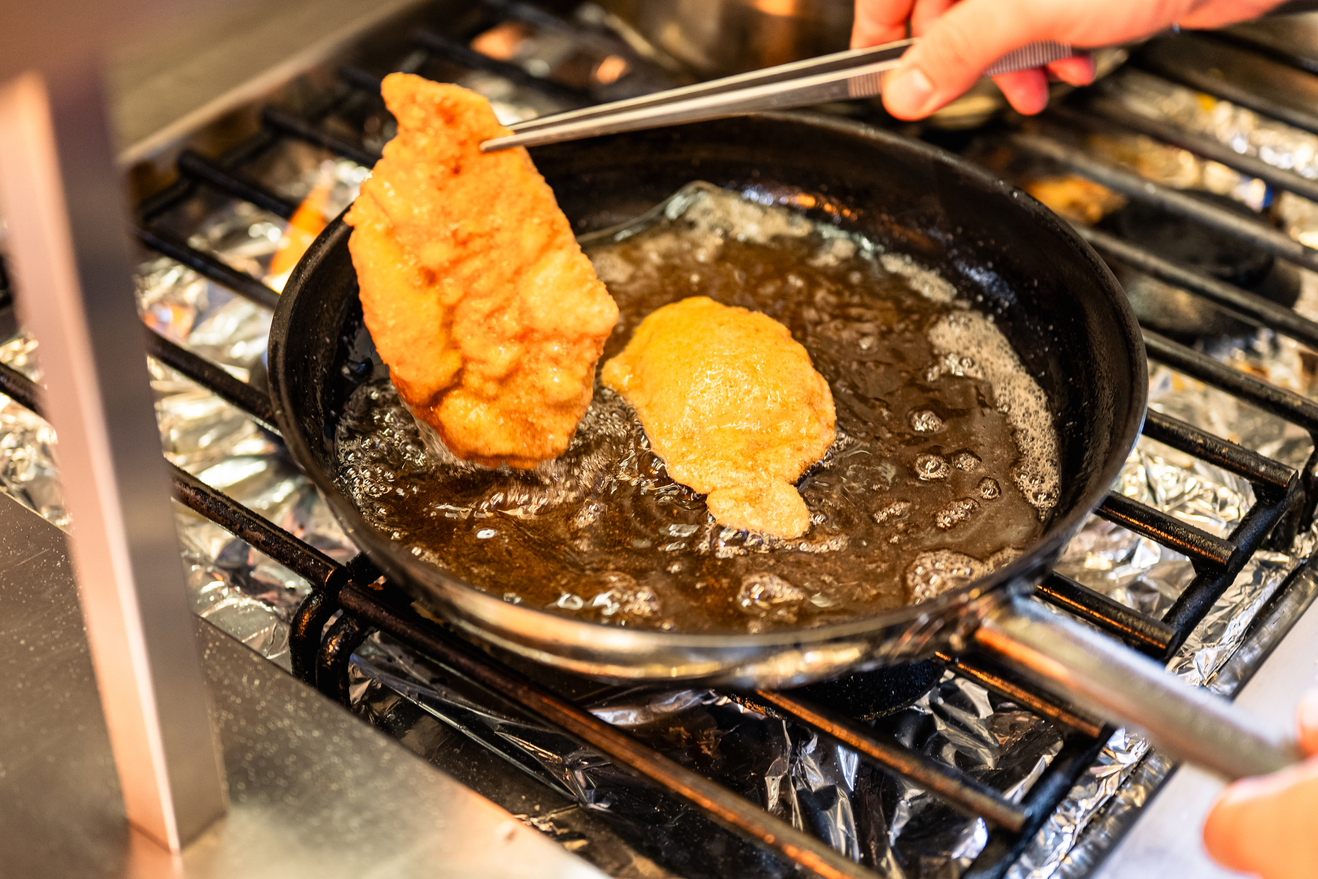 Goldbraunes Schnitzel aus der Pfanne