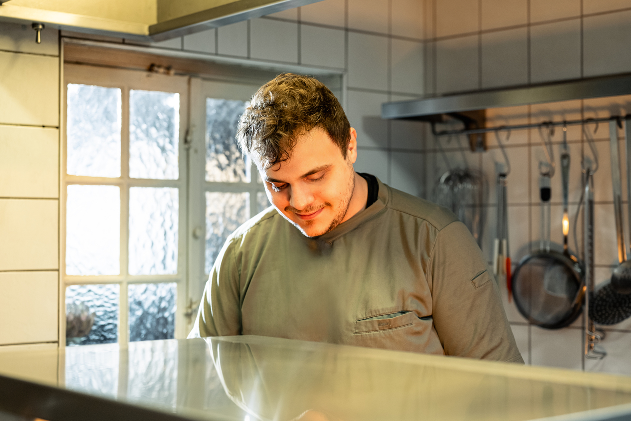 Samuel Haftstein konzentriert in der Küche