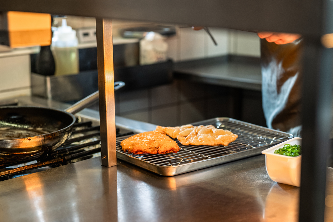 Fertige Schnitzel am Pass, mit Salz